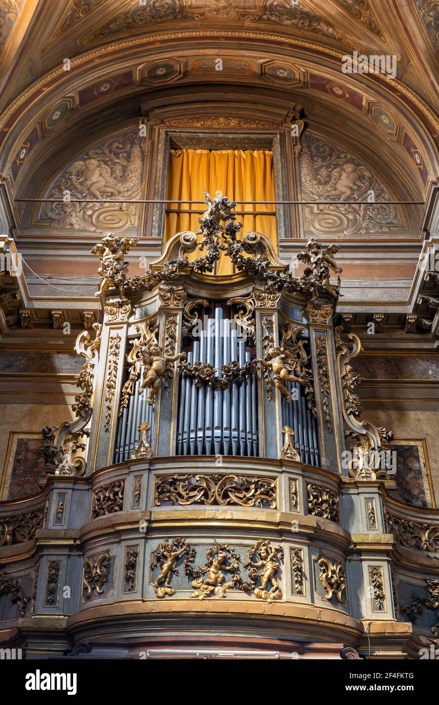 Italia, Roma, organo barocco (1721) e balcone nella Chiesa di San Rocco (Chiesa di San Rocco tutto Augusteo) interno Foto Stock