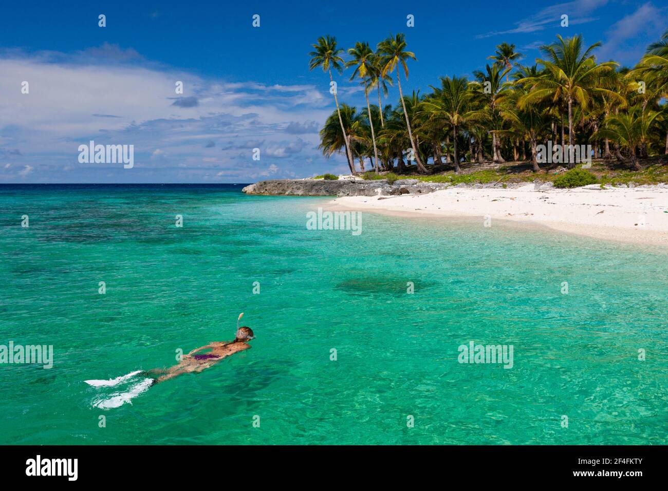Snorkeling off Fadol Isola, Kai, ISOLE MOLUCCHE, INDONESIA Foto Stock Snorkeling off Fadol Isola, Kai, ISOLE MOLUCCHE, INDONESIA Foto Stock