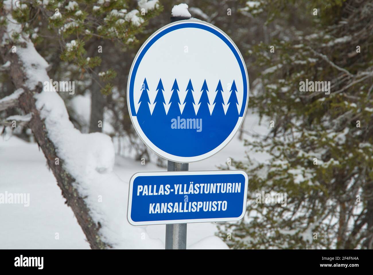 Cartello con la scritta Pallas-Yllästunturi National Park, Muonio, Lapponia, Finlandia Foto Stock