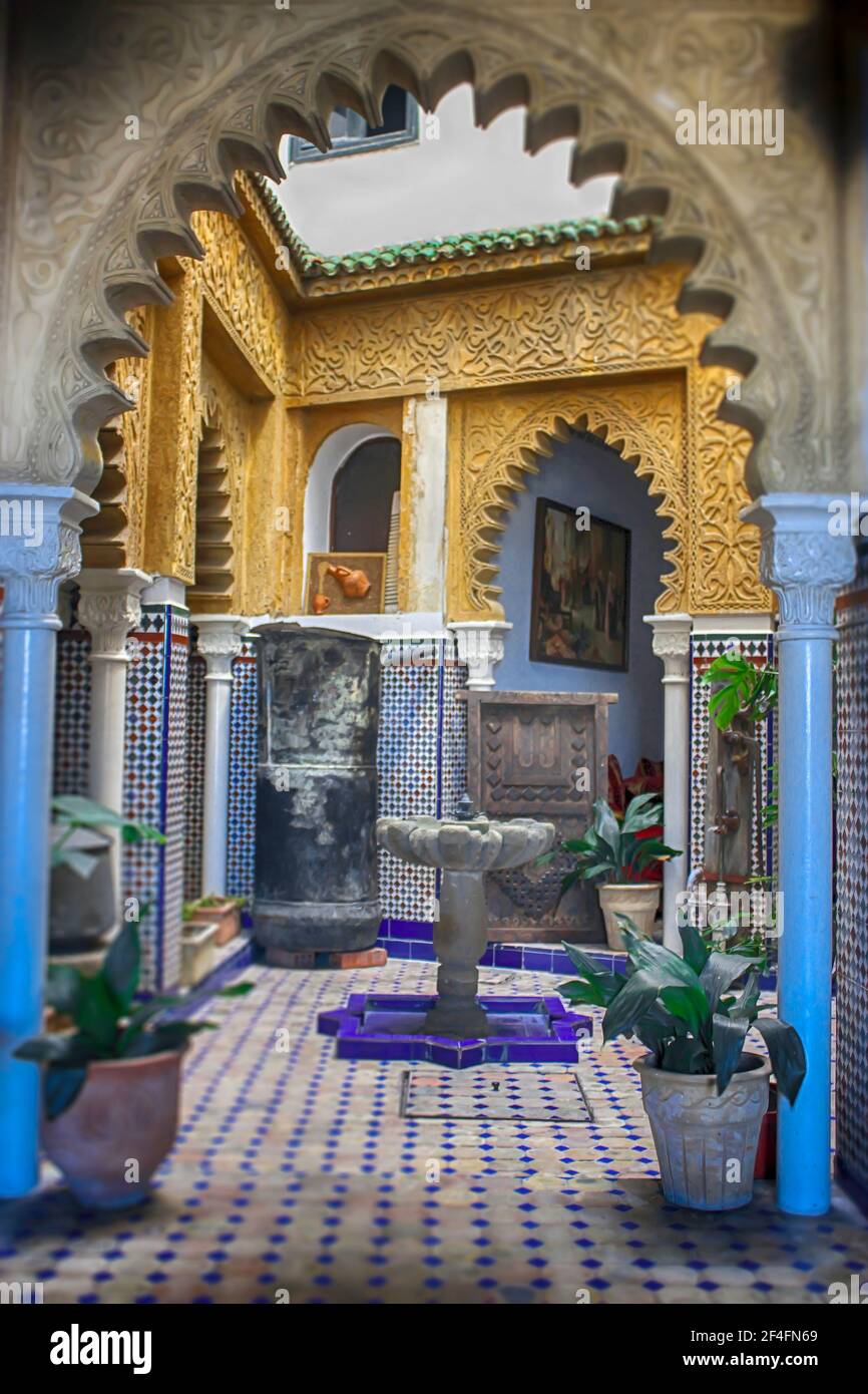 Una porta marocchina con una fontana del patrimonio architettonico marocchino Foto Stock