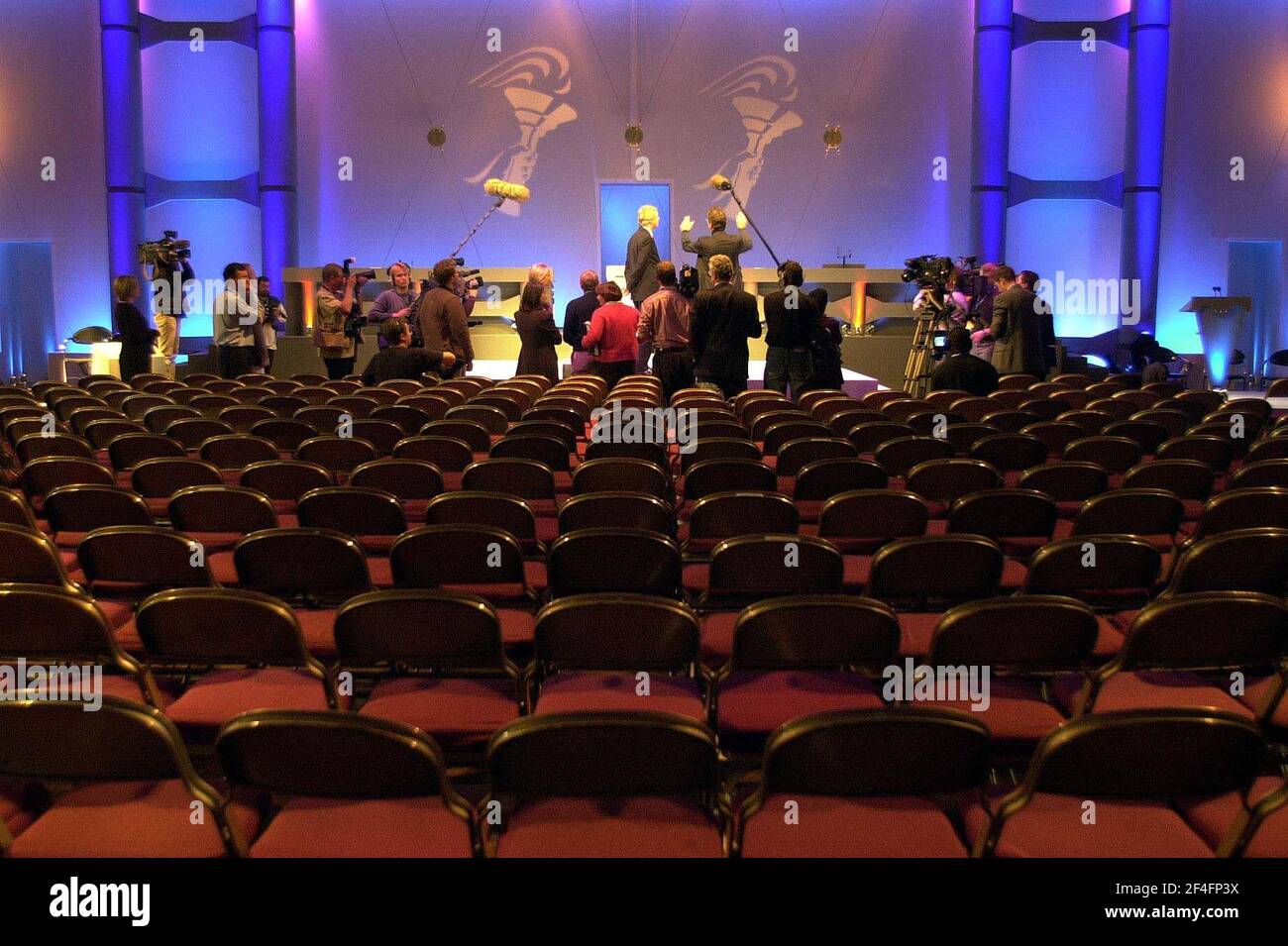 IL PRESIDENTE DEL PARTITO DAVID DAVIES GUARDA AL PALCOSCENICO DELLA CONFERENZA EVE OF TORY. 7/10/01 PILSTON Foto Stock