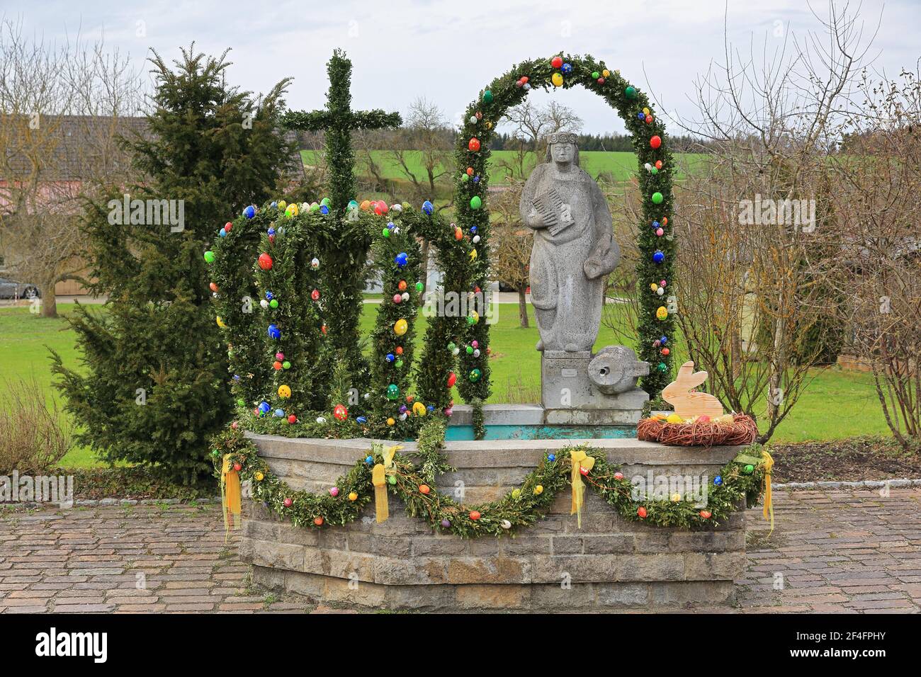 Fontana di Pasqua, fontana, Engelswies, Parco naturale del Danubio superiore, Baden-Wuerttemberg, primavera, Germania Foto Stock