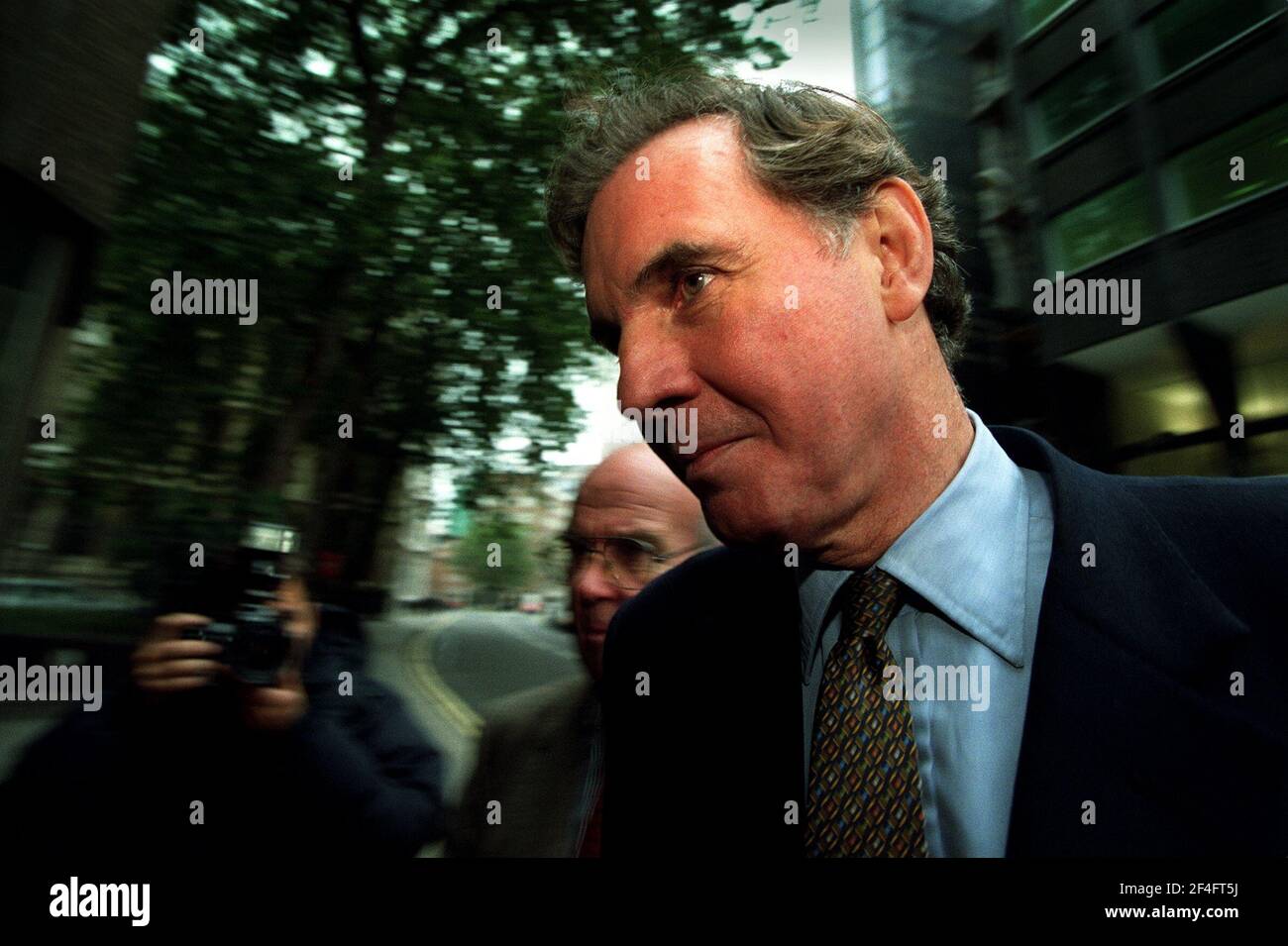 Jonathan Aitken ex ministro conservatore ottobre 1998 presso l'alta Corte A Londra di fronte a cariche di pergiuria Foto Stock