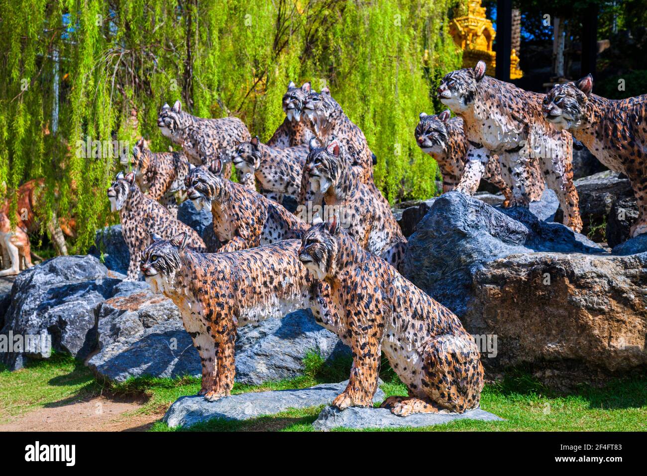 Pattaya, Thailandia -​ 2 maggio, 2019​: Statua Tiger zoo Valley​ nel giardino di Nong Nooch​, turisti ​ viaggiare a beautiful​ Garden​ nel mondo di the​, Pattaya, Foto Stock