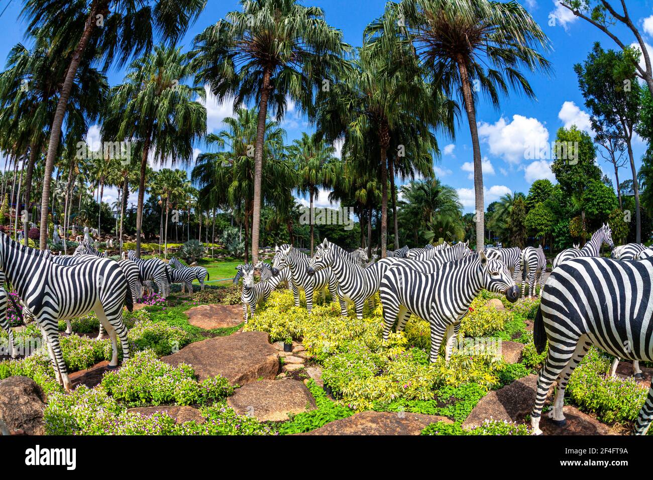 Pattaya, Thailandia -​ 2 maggio, 2019​: Statua zebra zoo Valley​ nel giardino di Nong Nooch​, turisti ​ viaggiare a beautiful​ Garden​ nel mondo di the​, Pattaya, Foto Stock