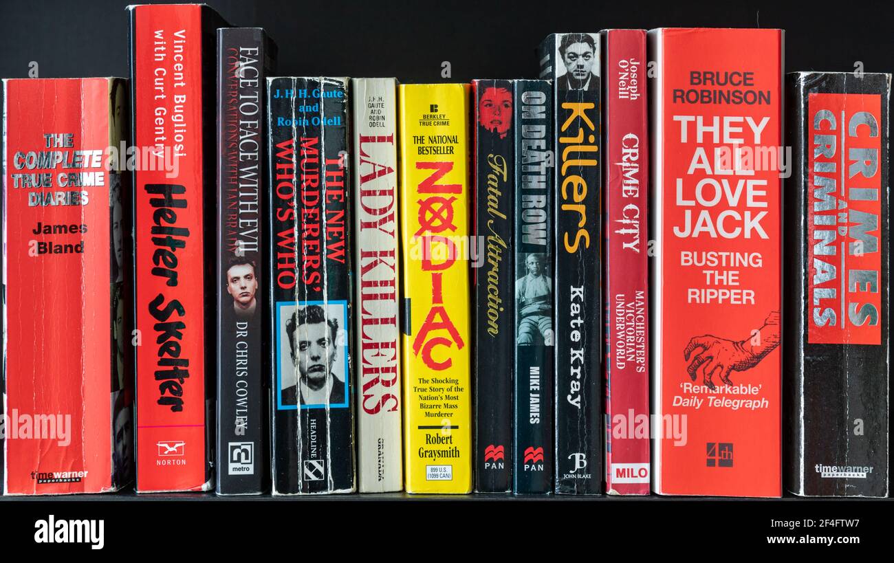 Fila di libri di vero crimine Foto Stock