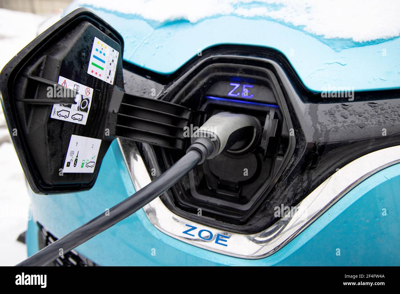 Auto elettrica Volkswagen fino al punto di ricarica Spark. Tema energia verde e emissioni zero. Sostenibilità e futuro della natura e del mondo pulito. Foto Stock