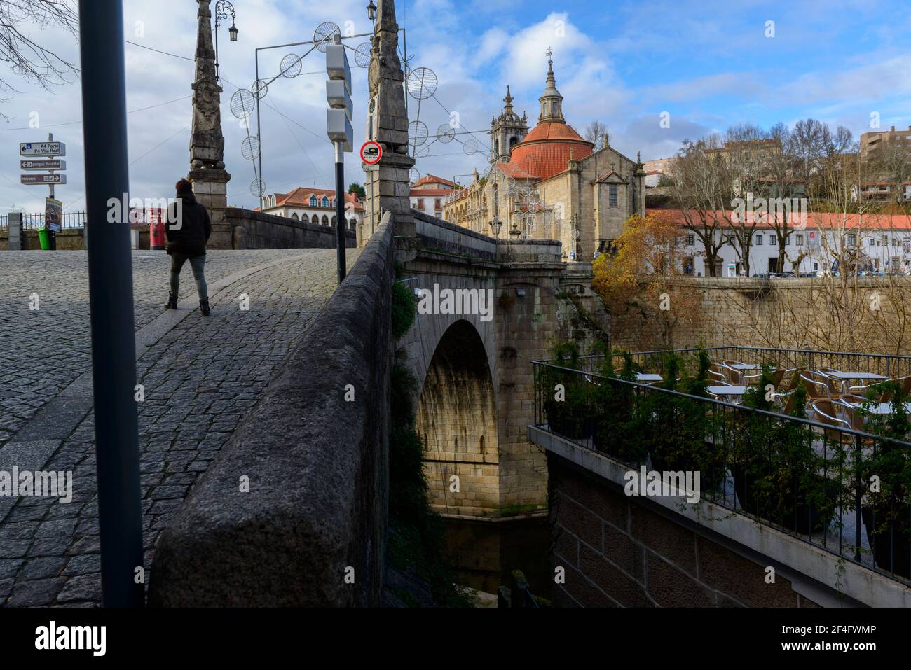Ponte ad arco e monastero di Amarante, Portogallo. Foto Stock