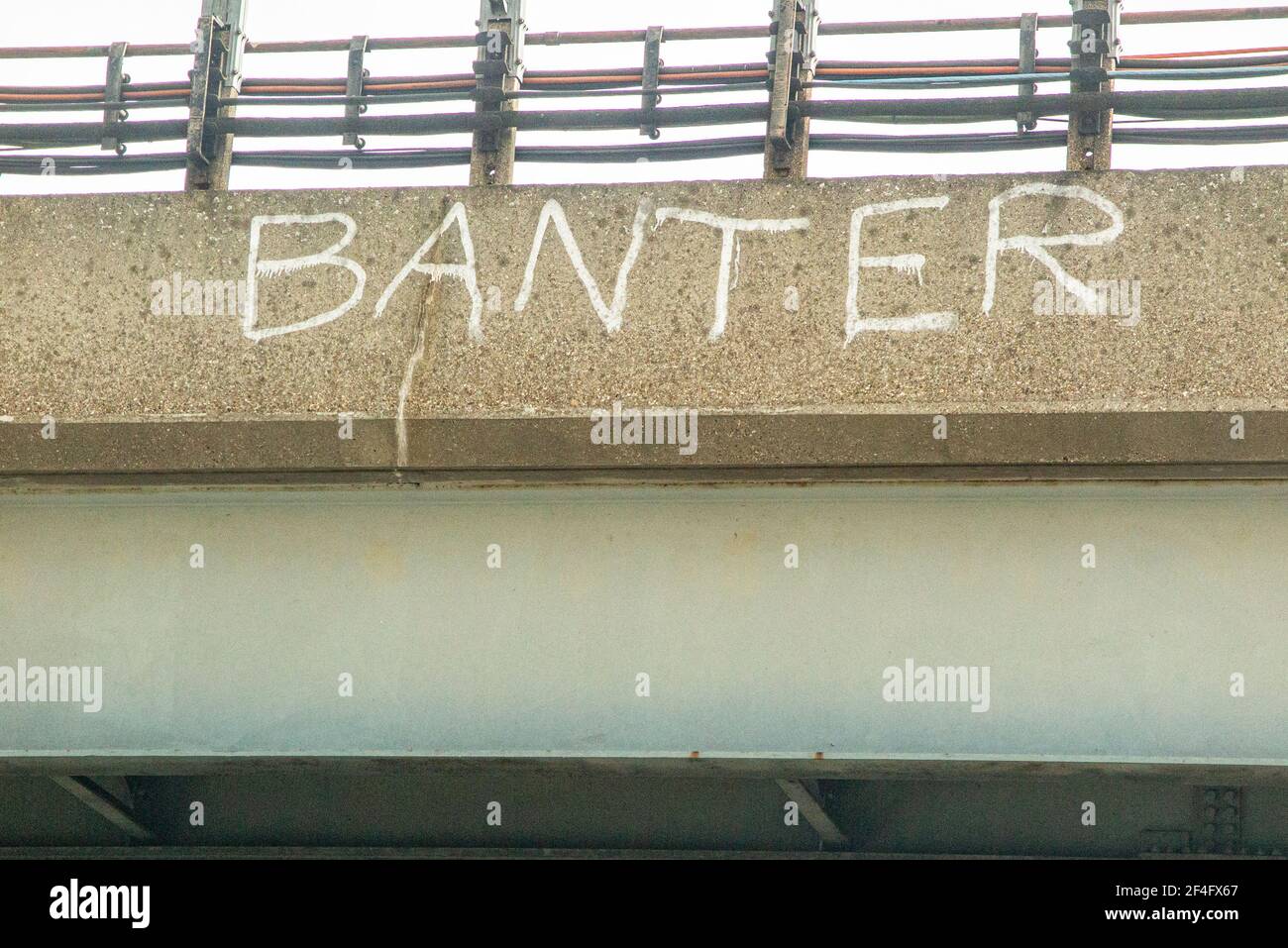 La parola "Banter" scritta su un ponte autostradale Foto Stock