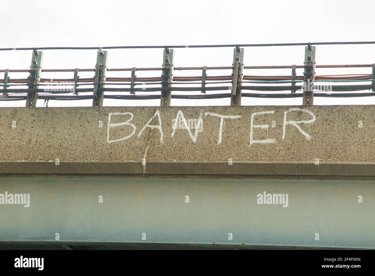 La parola "Banter" scritta su un ponte autostradale Foto Stock