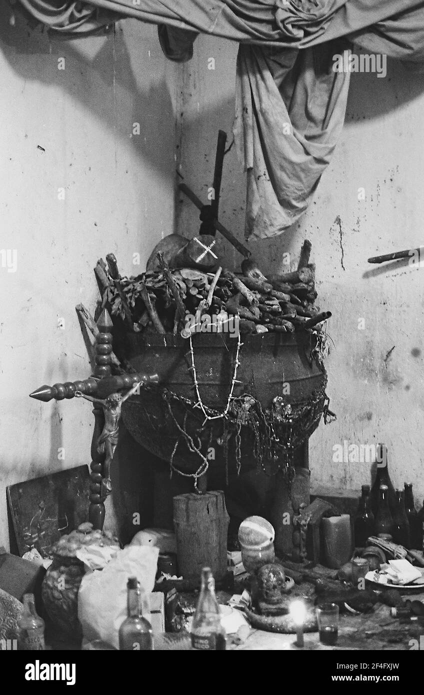 Altare di rito africano, Cuba, 1964. Dalla collezione di fotografie Deena Stryker. () Foto Stock