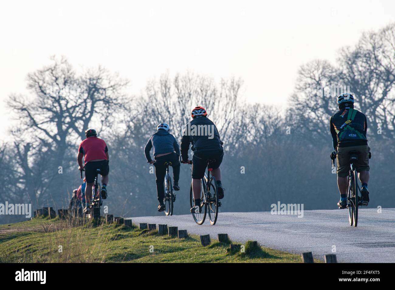 I ciclisti fanno il massimo del Richmond Park durante il periodo di chiusura 2020 Foto Stock