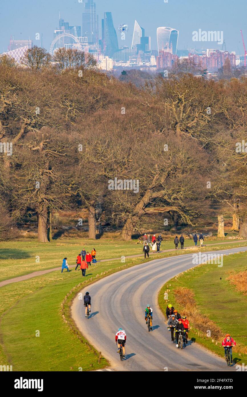 Pedalando nel Richmond Park con lo sfondo della città Di Londra Foto Stock