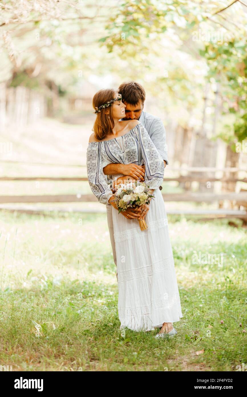 Eclettica coppia rustica di nozze. Cerimonia intima nel cortile Foto Stock