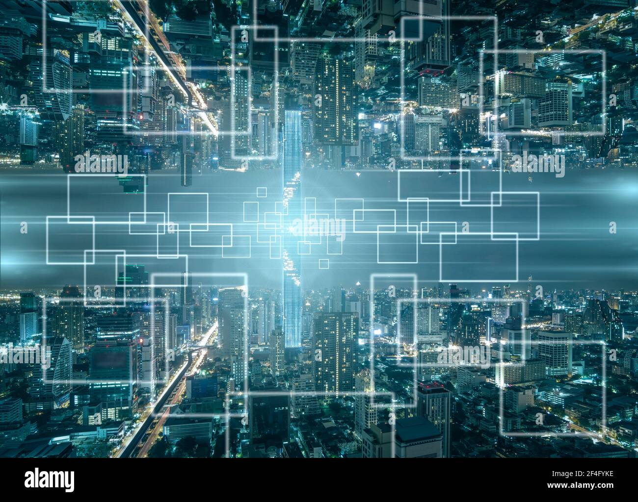 Tecnologia Internet of Thing sul panorama della città di Bangkok di notte, Business architettura e costruzione con il turista, tecnologia intelligente c Foto Stock