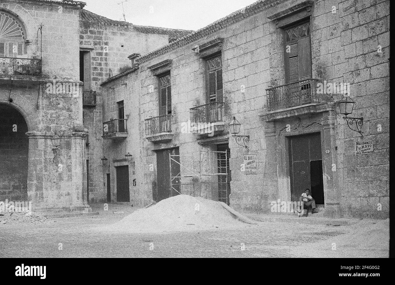 Gli edifici sono visibili in Piazza della Cattedrale, l'Avana, Cuba, 1964. Dalla collezione di fotografie Deena Stryker. () Foto Stock