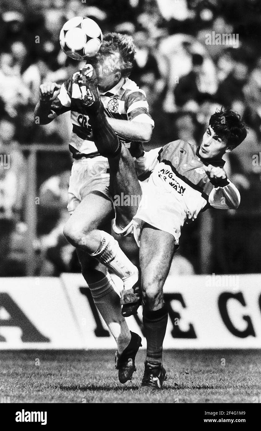 Peter Grant giocatore di calcio per Celtic aprile 1990 in fase di lotta John Davies di Clydebank Foto Stock