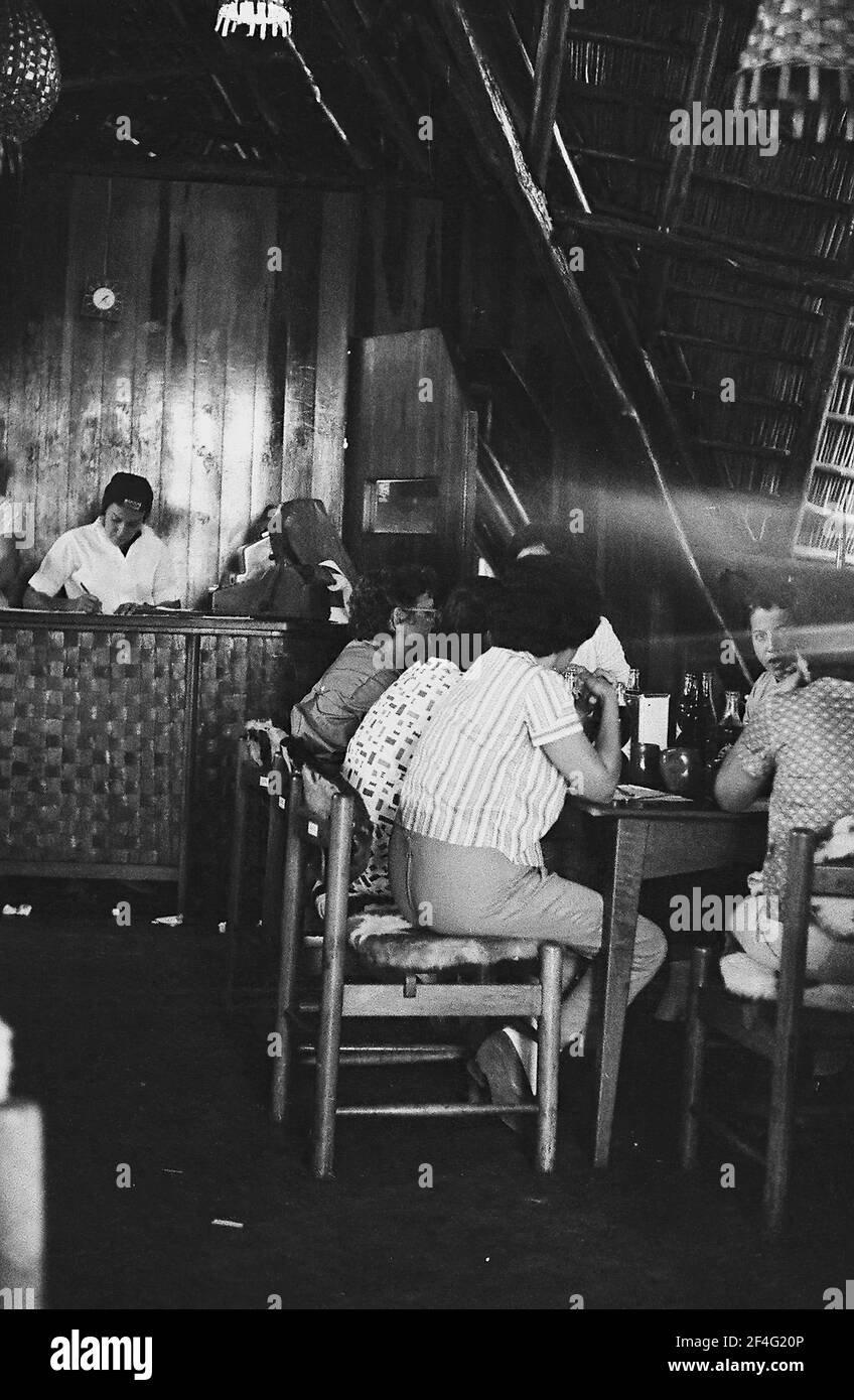 Caffetteria, Villaggio Indiano a Playa Giron (Baia dei suini), Cuba, provincia di Matanzas, con ristorazione turistica, 1963. Dalla collezione di fotografie Deena Stryker. () Foto Stock