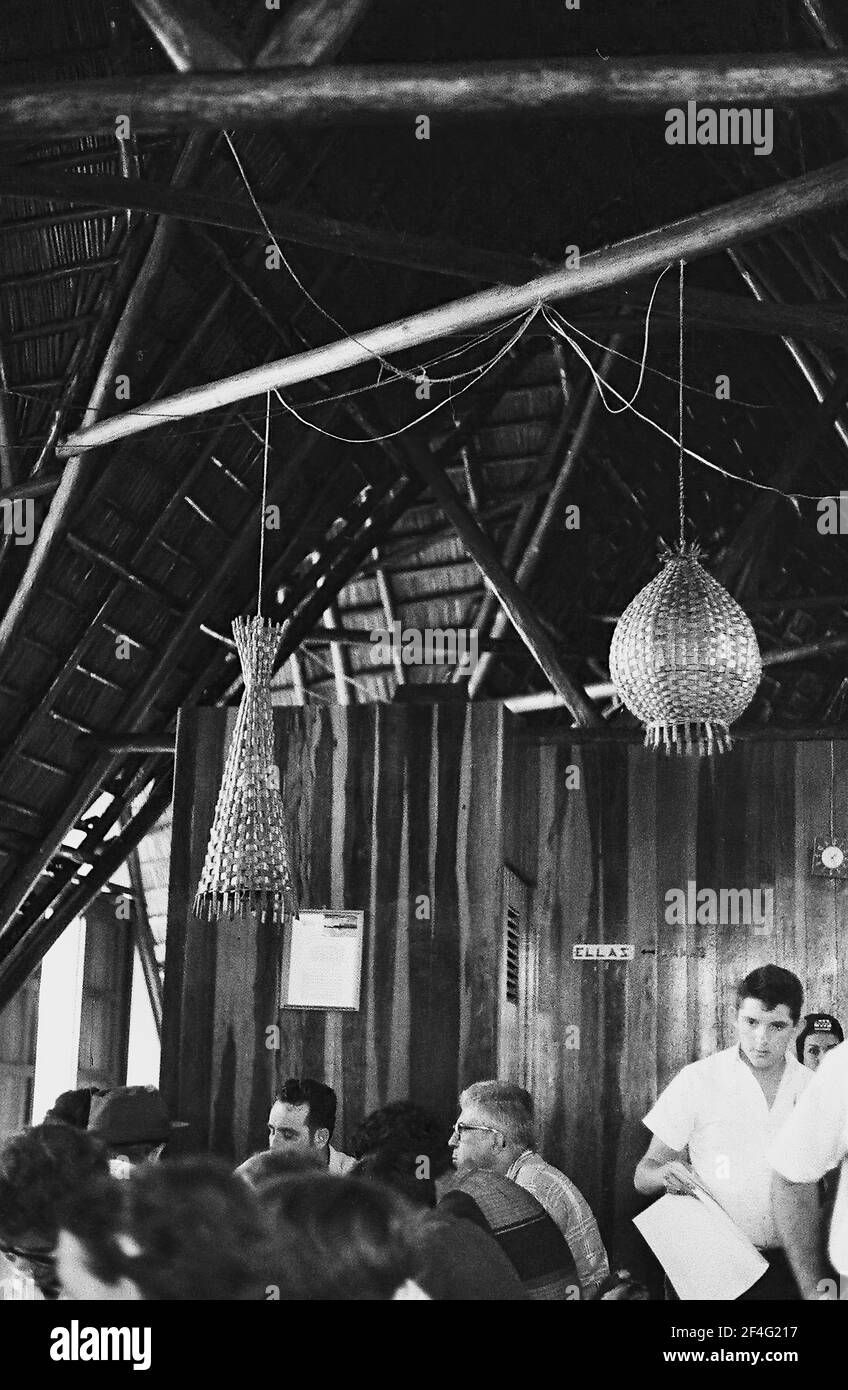Caffetteria, Villaggio Indiano a Playa Giron (Baia dei suini), Cuba, provincia di Matanzas, con ristorazione turistica, 1963. Dalla collezione di fotografie Deena Stryker. () Foto Stock