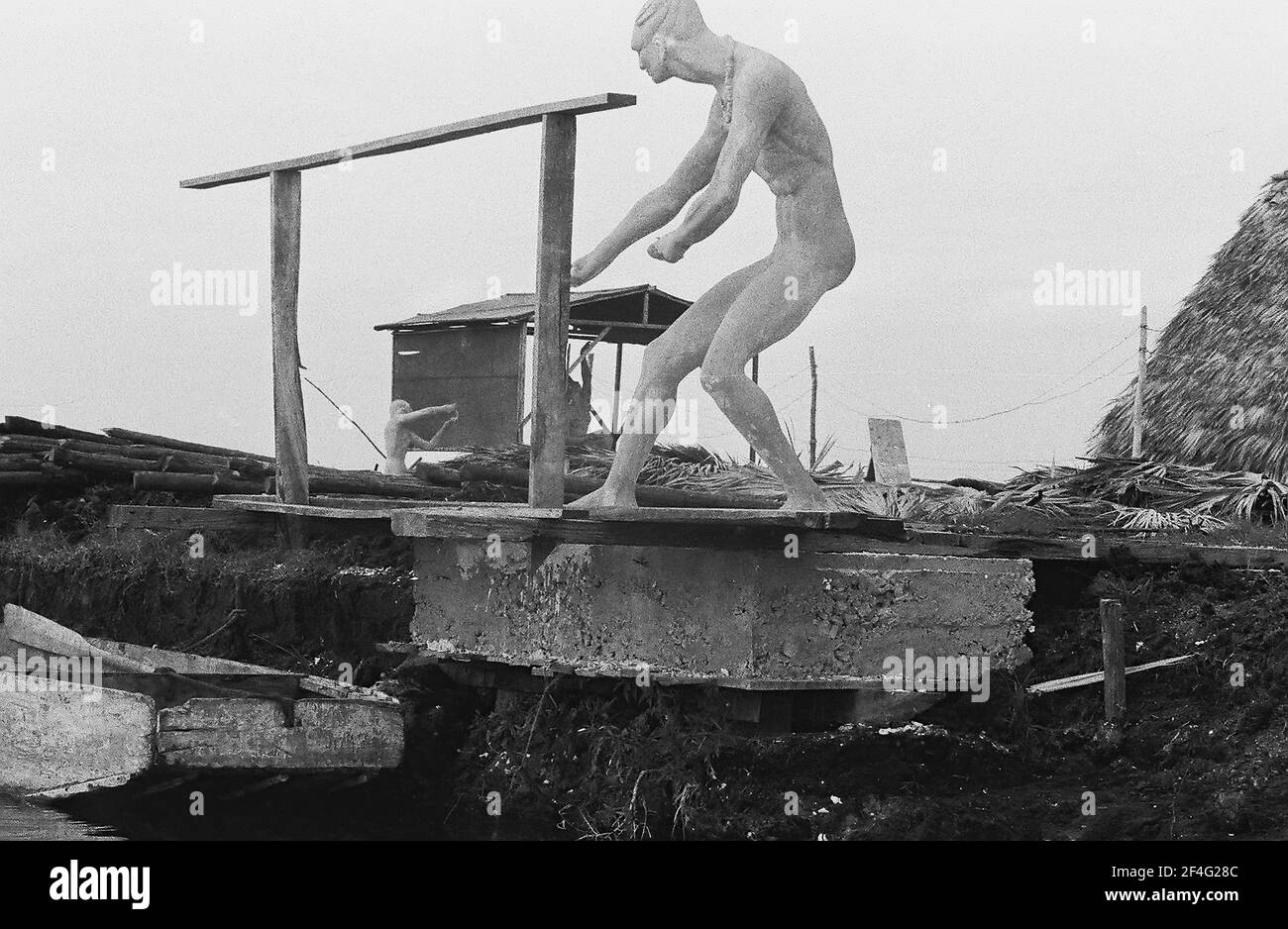 Resort costruito sulla palude drenata vicino a Baia dei Pigs, Cuba, provincia di Matanzas, Playa Giron, visto dalla barca sul canale d'acqua, con la statua presente, 1963. Dalla collezione di fotografie Deena Stryker. () Foto Stock