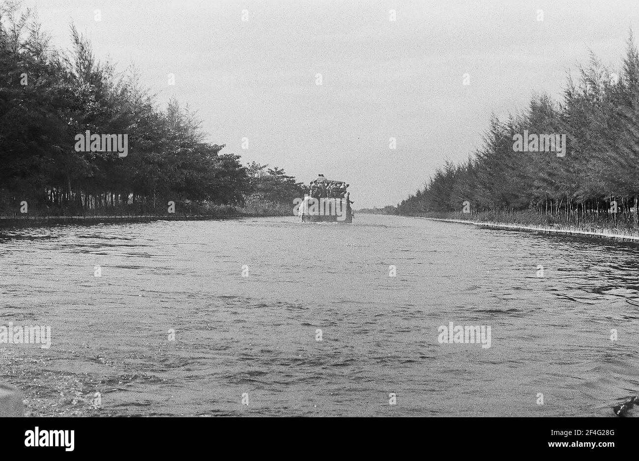Resort costruito su palude drenata vicino a Baia dei Pigs, Cuba, provincia di Matanzas, Playa Giron, visto dalla barca sul canale, 1963. Dalla collezione di fotografie Deena Stryker. () Foto Stock