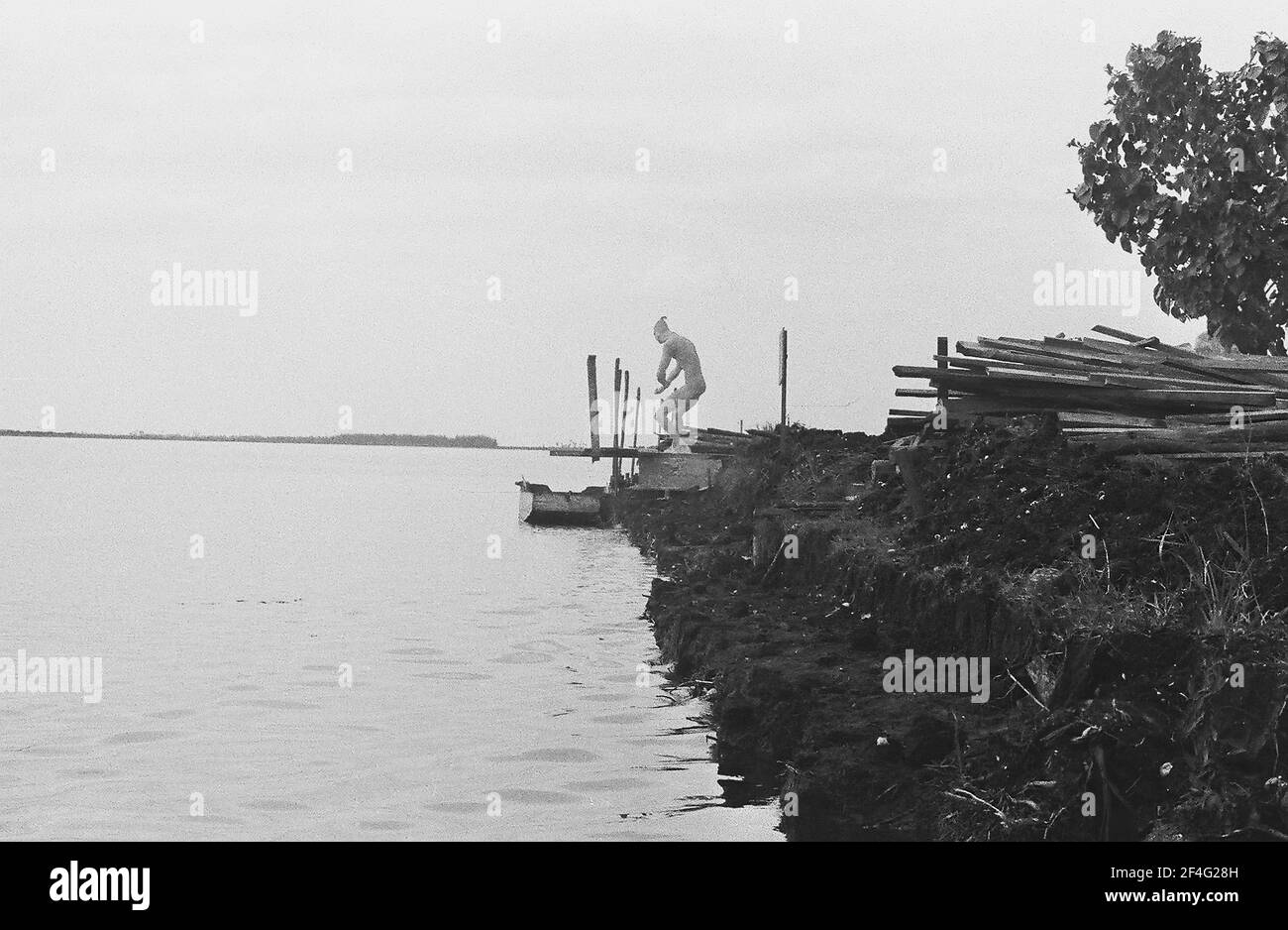 Resort costruito sulla palude drenata vicino a Baia dei Pigs, Cuba, provincia di Matanzas, Playa Giron, visto dalla barca sul canale d'acqua, con la statua presente, 1963. Dalla collezione di fotografie Deena Stryker. () Foto Stock