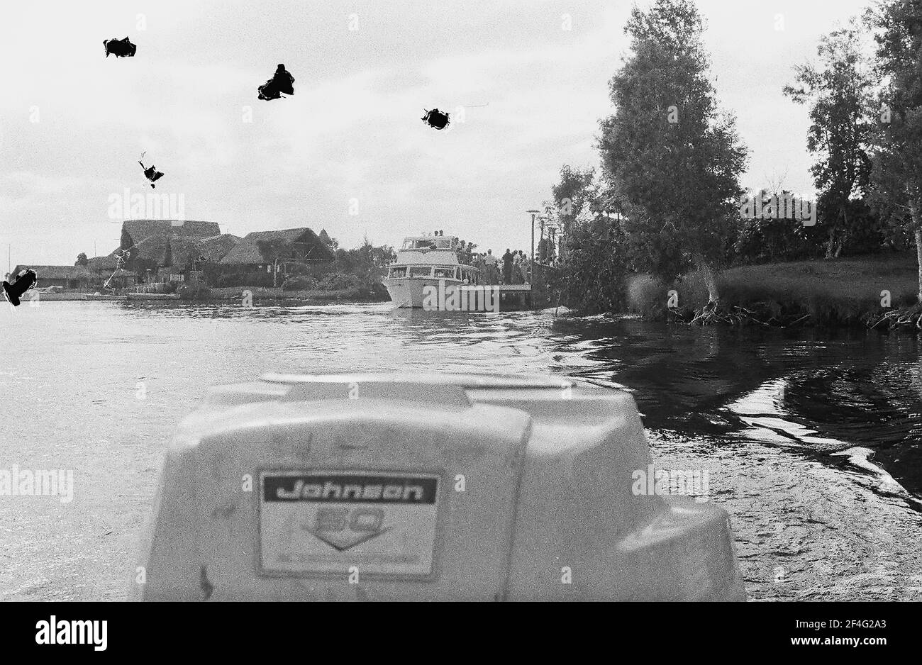 Resort costruito su palude drenata vicino a Bay of Pigs, Cuba, provincia di Matanzas, Playa Giron, vista sul motore fuoribordo sul retro di una piccola barca, 1963. Dalla collezione di fotografie Deena Stryker. () Foto Stock