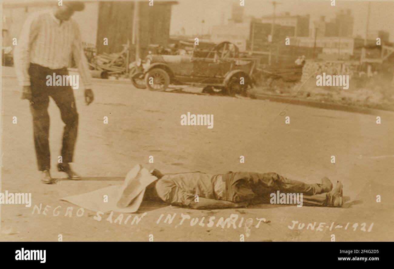 Scena delle rivolte della Tulsa Race del 1921. Un uomo afro-americano giace morto dopo che gran parte della città è stata distrutta da rioter bianchi. Foto Stock