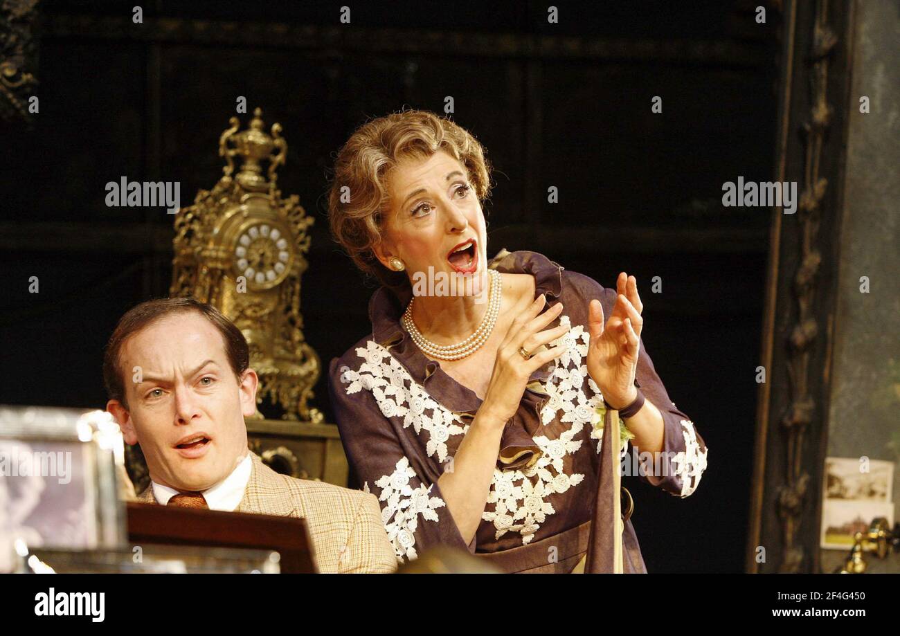 William Oxprestito (Cosme McMoon), Maureen Lipman (Florence Foster Jenkins) in GLORIOSO! Di Peter Quilter al Duchess Theatre, Londra WC2 03/11/2005 design: Simon Higlett illuminazione: Jason Taylor regista: Alan Strachan Foto Stock