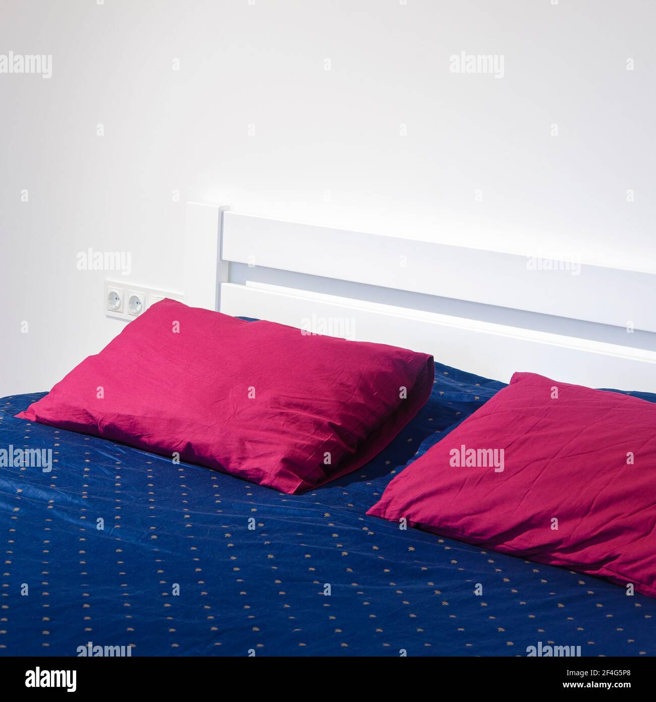 Set luminoso di biancheria da letto nella camera da letto di bianco colore Foto Stock