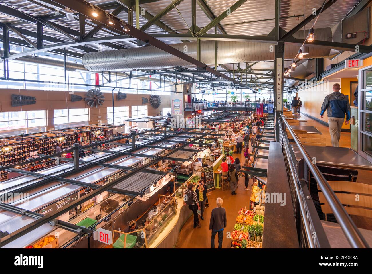 MILWAUKEE, WISCONSIN - 19 MAGGIO 2018: Acquirenti all'interno del mercato pubblico di Milwaukee. Il mercato è stato aperto nel 2005. Foto Stock