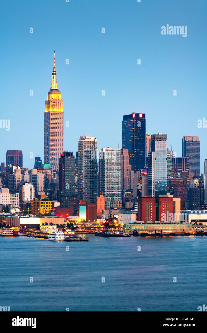 New York, New York, Stati Uniti d'America Midtown skyline di Manhattan sul fiume Hudson di notte. Foto Stock