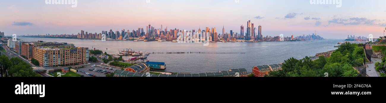 New York, New York, Stati Uniti d'America Midtown skyline di Manhattan sul fiume Hudson di notte. Foto Stock