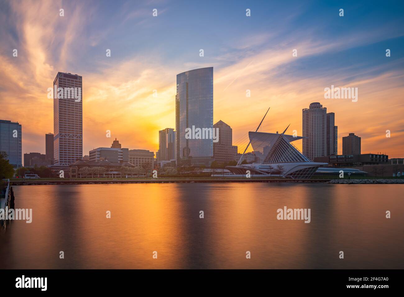 Milwaukee, Wisconsin, Stati Uniti d'America downtown skyline della città sul lago Michigan al crepuscolo. Foto Stock