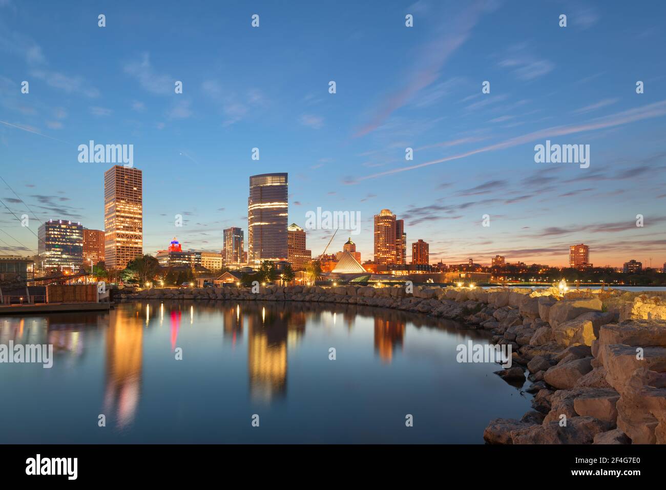 Milwaukee, Wisconsin, Stati Uniti d'America downtown skyline della città sul lago Michigan al crepuscolo. Foto Stock