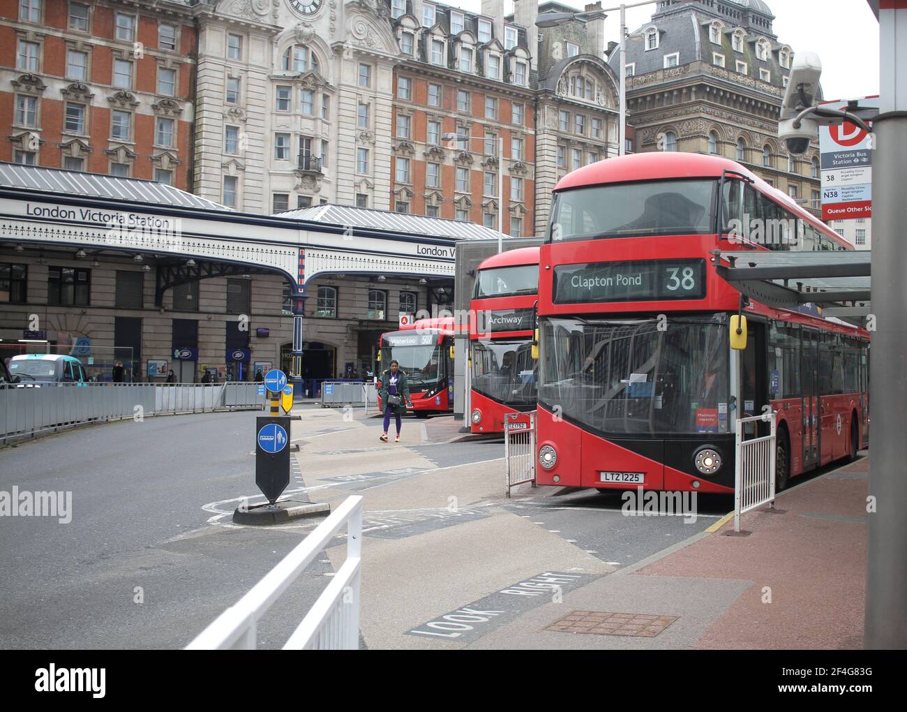 Londra, Regno Unito - Marzo 20 2021: Autobus parcheggiati fuori Victoria Station nel centro di Londra. Foto Stock