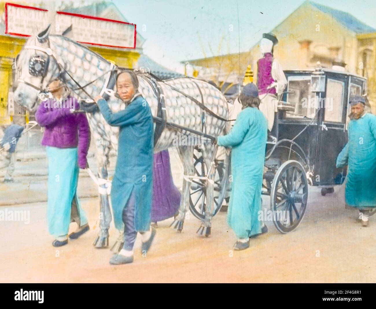 Slide lanterna colorata a mano senza titolo che mostra elaborato allenatore cinese trainato da cavalli, Cina, Pechino (Cina), 1918. Dalla collezione di fotografie di Sidney D. Gamble. () Foto Stock