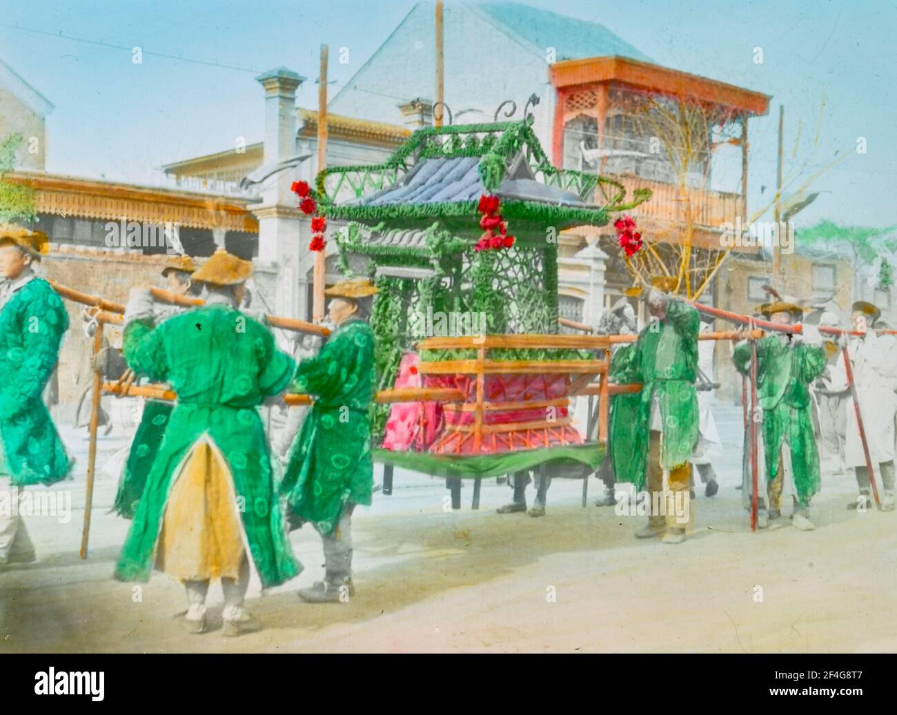 Slide lanterna senza titolo, colorata a mano, che mostra una persona che viene portata da lavoratori in una sedia elaborata berlina, Cina, Pechino (Cina), 1918. Dalla collezione di fotografie di Sidney D. Gamble. () Foto Stock