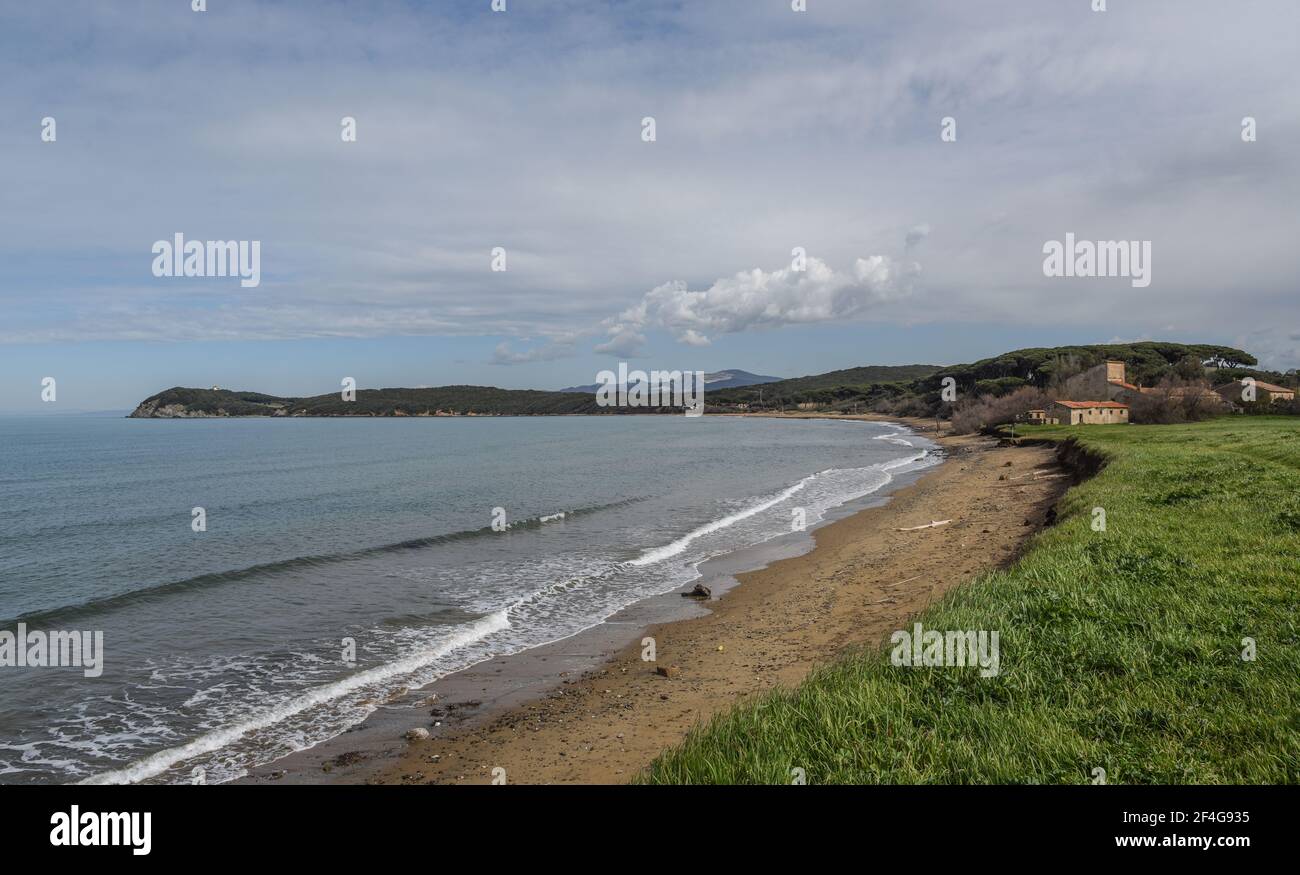 L'ampia curva della costa del Golfo di Baratti Foto Stock