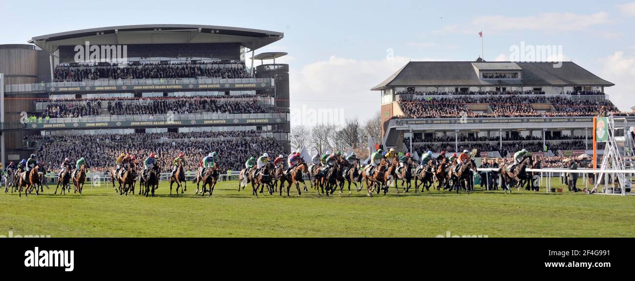 CORSE AINTREE JOHN SMITH'S GRAND NATIONAL. L'INIZIO. 5/4/2008. IMMAGINE DAVID ASHDOWN Foto Stock