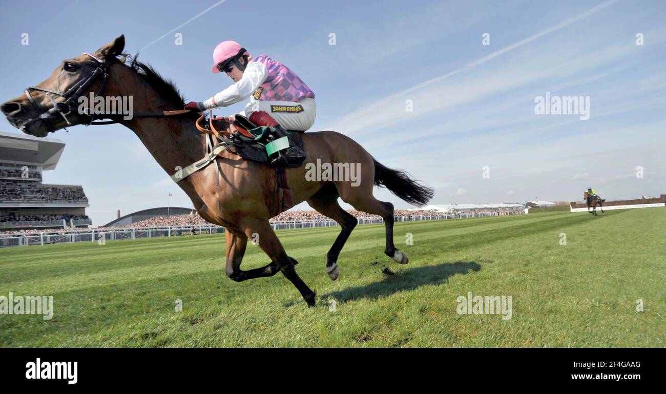 GARA AINTREE GRAND MEETING NAZIONALE. THE MELLING CHASE DOPO L'ULTIMO ROBERT THORNTON SU VOY POR USTEDES SULLA SUA STRADA PER VINCERE. 4/4/2008. IMMAGINE DAVID ASHDOWN Foto Stock