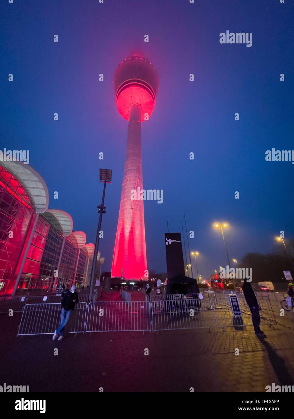 Alarmstufe Rot, Alster in Flammen, Liebe Politik - es reicht!, Amburgo, Messeplatz 1, Heinrich-Hertz-Funkturm, 20.03.2021 Foto Stock