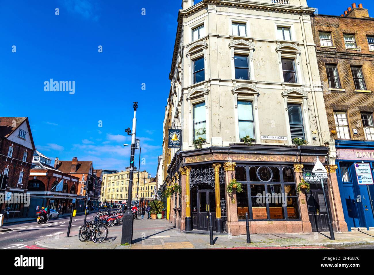 Esterno del pub Ten Bells famoso per il suo collegamento con Jack the Ripper serial killer, Commercial Street, Shoreditch, Londra, Regno Unito Foto Stock