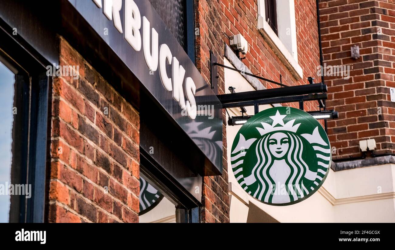 Epsom London UK, March21 2021, Starbucks Coffee Shop Branding Logo senza persone Foto Stock