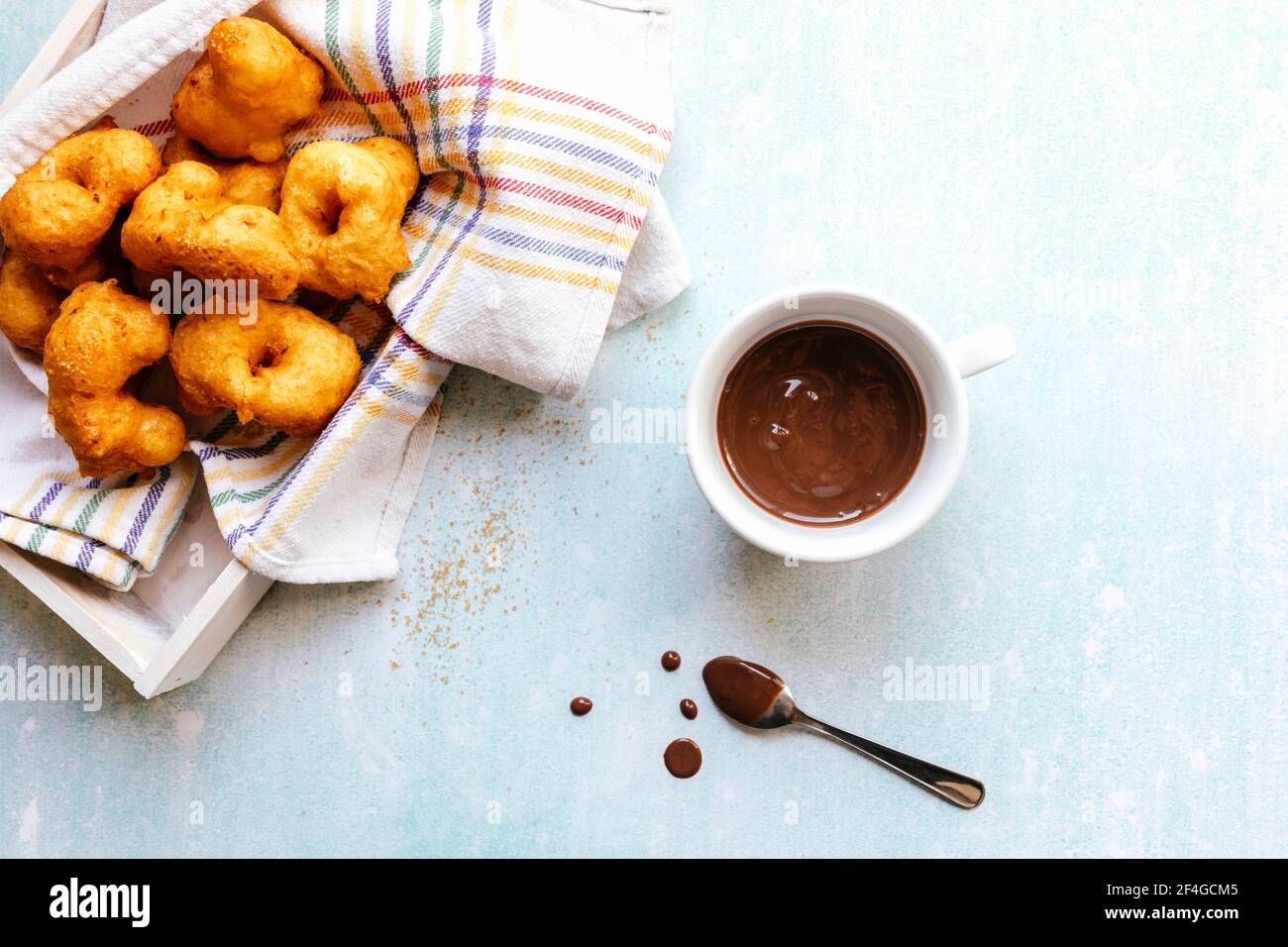 Piatto di frittelle dolci e una tazza di cioccolato. Foto Stock
