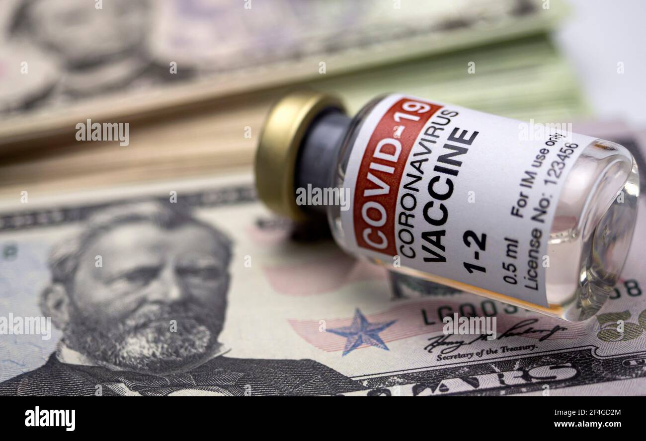 Vaccino Covid-19 accanto a diverse banconote da dollaro, immagine concettuale Foto Stock