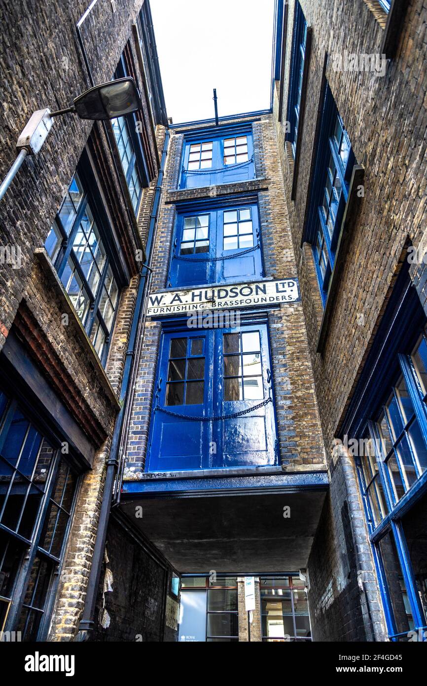 Porte di carico dell'ex W A Hudson Ltd Arredamento Brassfonders workshop, Shoreditch, Londra, UL Foto Stock