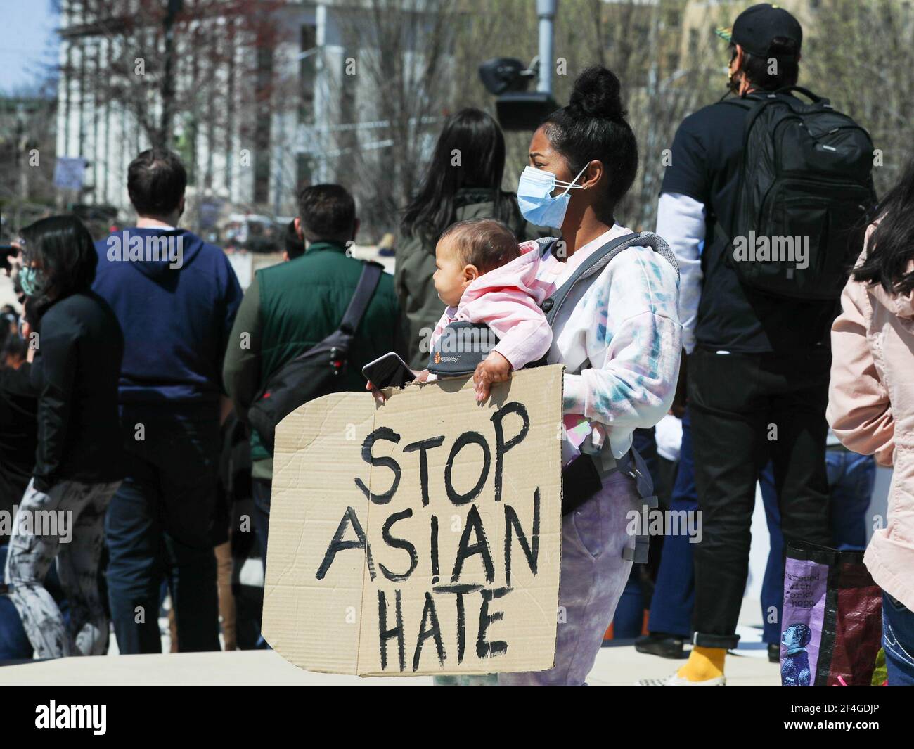 Atlanta, Stati Uniti. 20 Marzo 2021. I manifestanti si riuniscono per protestare contro i crimini di odio contro gli americani asiatici ad Atlanta, Georgia, Stati Uniti, il 20 marzo 2021. Centinaia di manifestanti di tutte le età ed etnie si sono riuniti sabato ad Atlanta, in Georgia, per protestare contro i crimini di odio contro gli americani asiatici, giorni dopo diversi sparatorie in città e nei dintorni hanno ucciso otto persone, tra cui sei donne asiatiche. Credit: XiaoHeng Wang/Xinhua/Alamy Live News Foto Stock