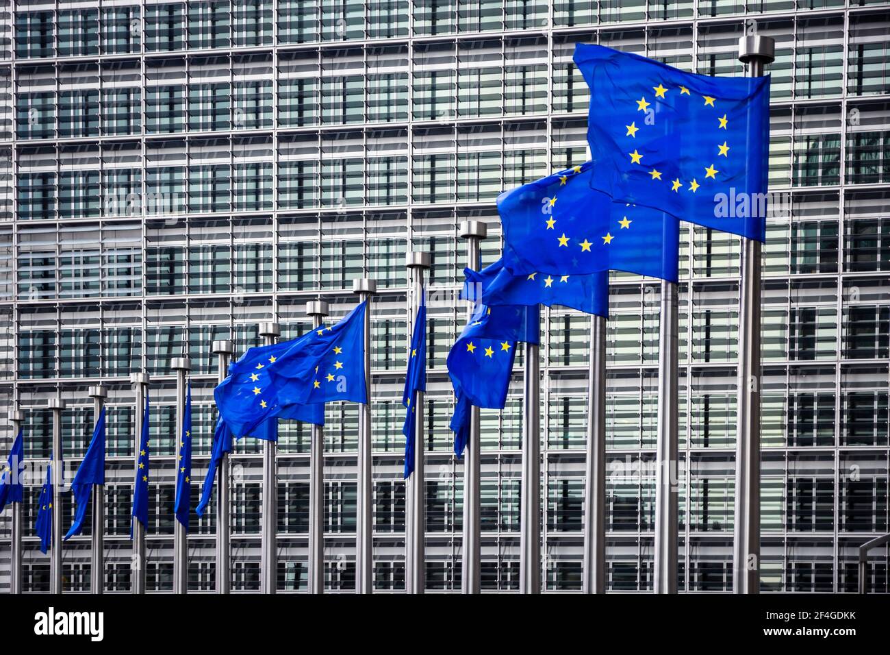 Fila di bandiere dell'UE di fronte all'edificio della Commissione dell'Unione europea a Bruxelles. Belgio - 30 luglio 2014 Foto Stock