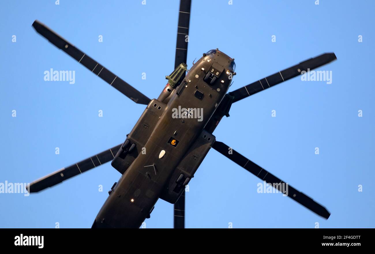 Esercito tedesco Sikorsky CH-53 elicottero da trasporto Stallion in volo su Fliegerhorst Jagel, Germania - 13 giugno 2019 Foto Stock